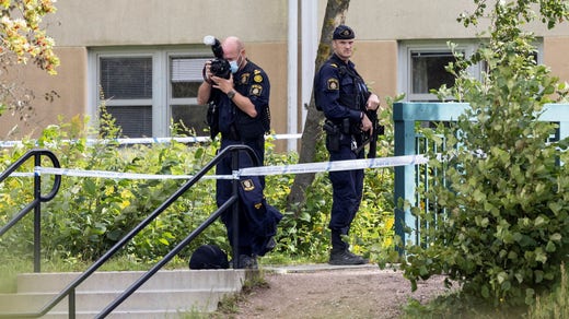 Polisen genomför en teknisk undersökning utanför den högskolan i Eslöv där Henrik knivskar en lärare i augusti förra året.