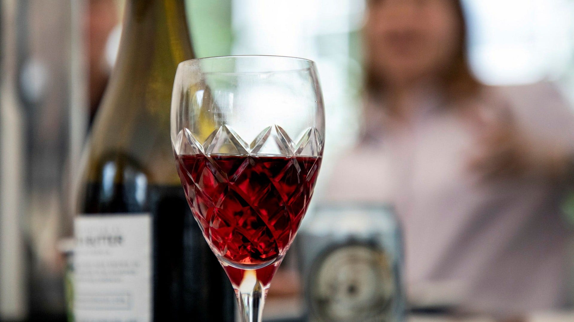 Socialstyrelsen kommer med nya rekommendationer om riskbruk av alkohol.