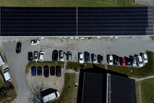 Kommunens bilar drivs av el. Inne i Tranebjerg parkeras bilarna under ett tak som är täckt av 500 kvadratmeter solceller som producerar den el som bilarna laddas med när de är parkerade