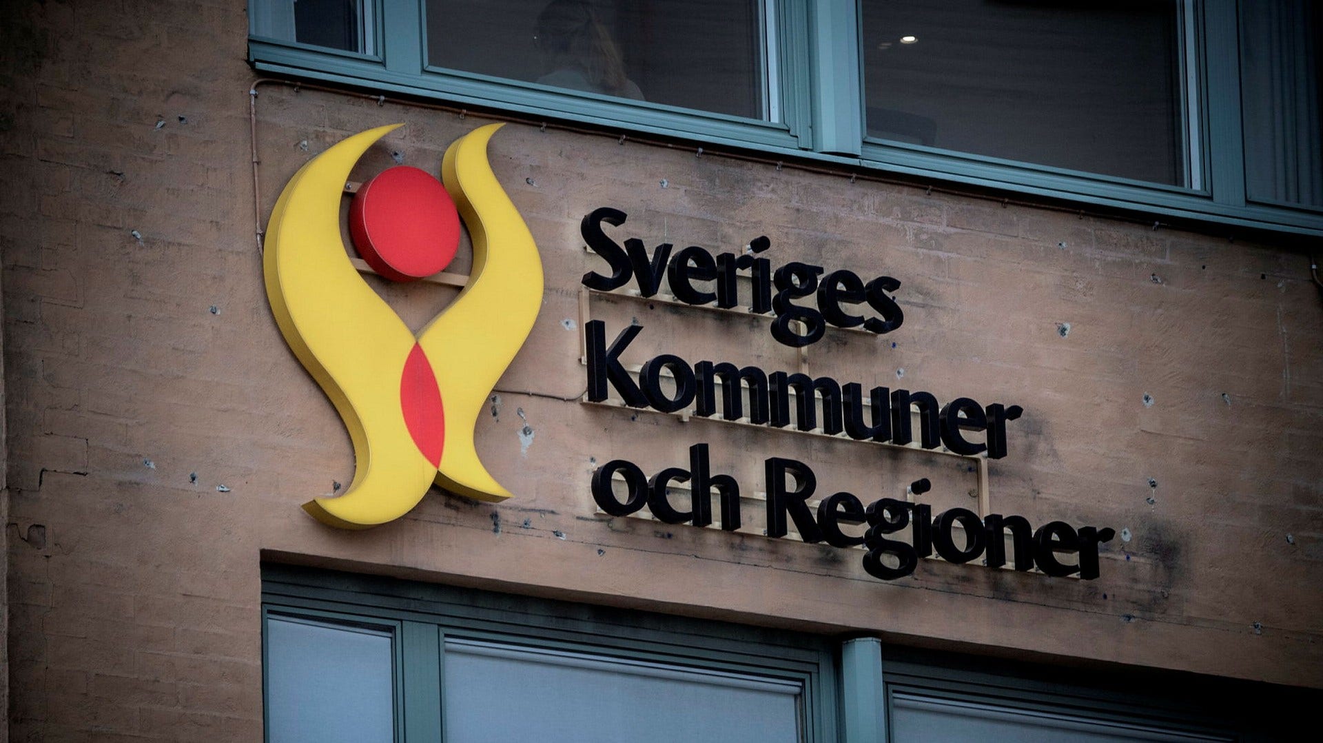 Coronakommissionen är exempelvis kritisk mot hur SKR försenade uppstarten av testningen under pandemin, skriver artikelförfattarna.