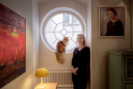 Författaren Lotta Olsson och katten Ludde.