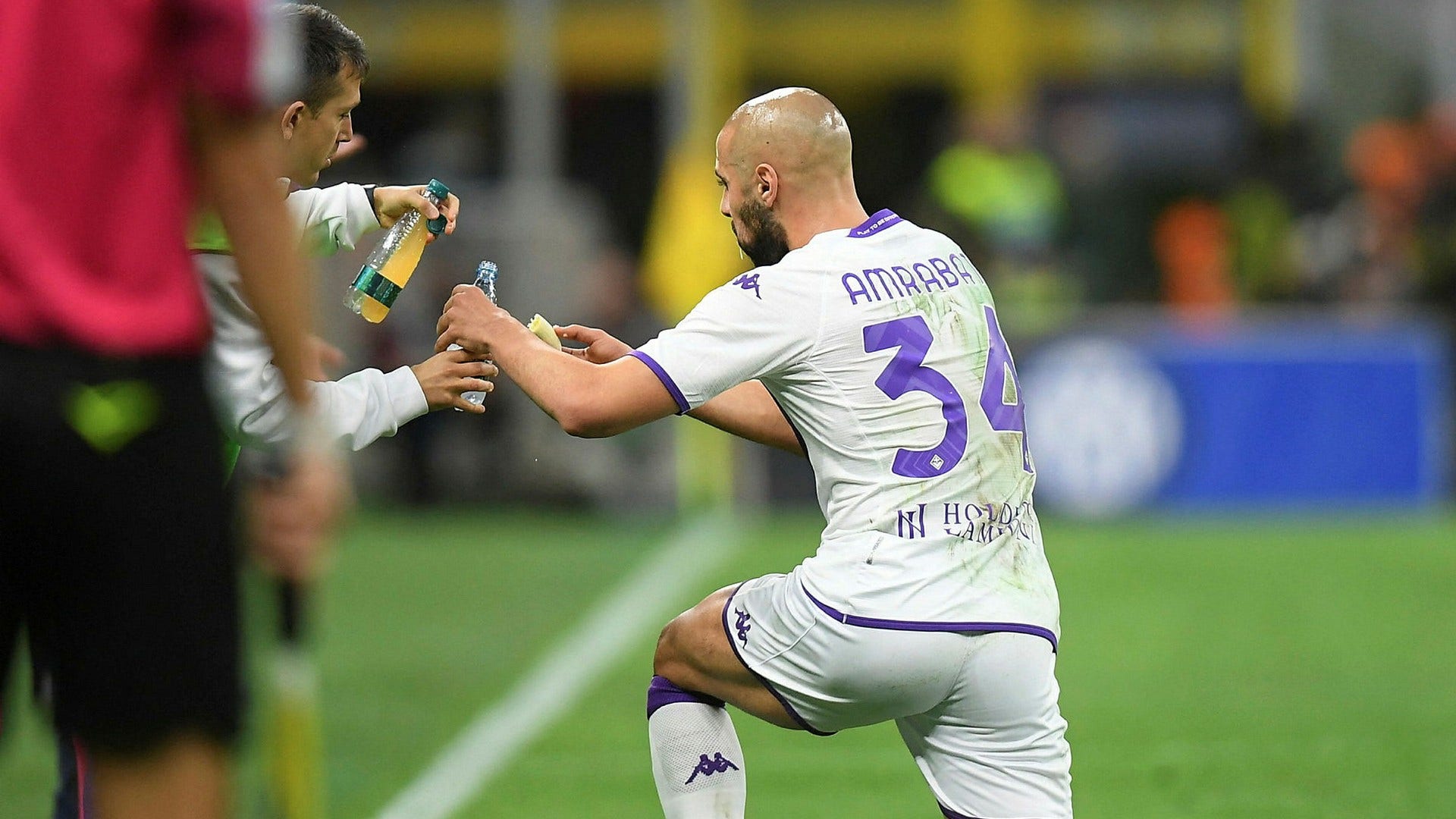 Fiorentinas Sofyan Amrabat äter en banan efter att lagkamraten Luca Ranieri fått till ett stopp i matchen.
