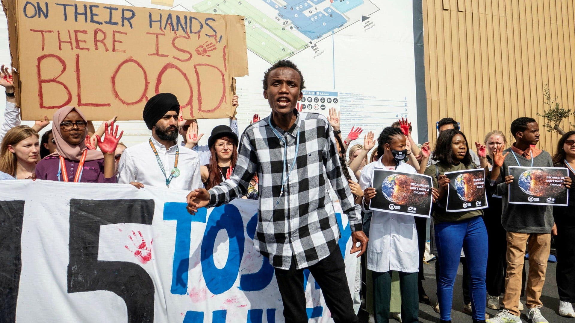 Klimataktivisten Eric Damien Njuguna från Kenya protesterar mot fossilindustrins närvaro på klimatmötet. ”Man bjuder inte in moskiter till en konferens om malaria”, säger han i sitt tal.