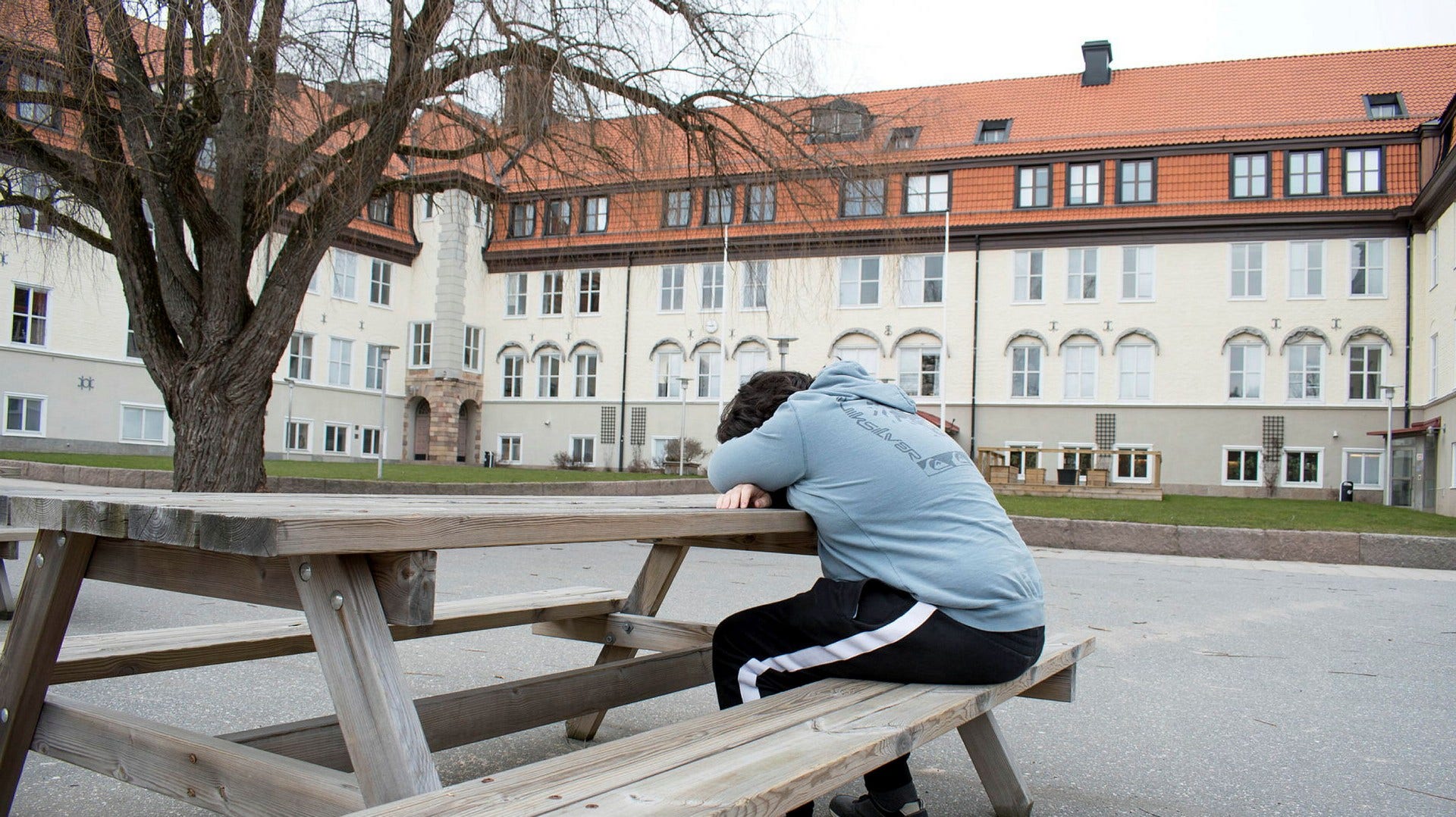 Antidepressiva läkemedel skrivs ut till barn och unga mycket oftare i Sverige än i Norge och Danmark, skriver artikelförfattarna.
