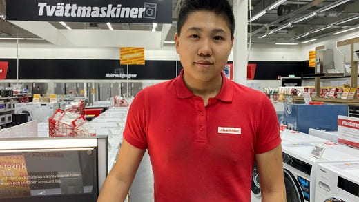 Butikssäljaren Lala Liu hjälper kunderna att räkna ut hur mycket de kan spara in på sina elkostnader.
