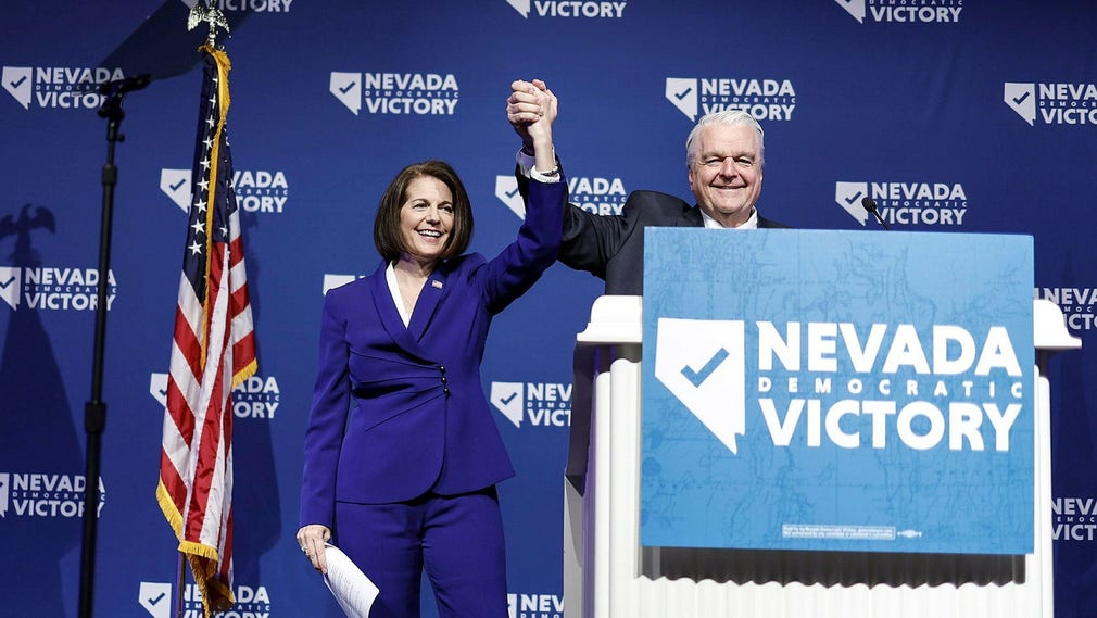 La senatrice democratica del Nevada Catherine Cortez Masto mantiene il suo seggio dopo il conteggio dei voti. Qui è vista la notte delle elezioni con il governatore in carica Steve Sisolak. Sisolak sembra destinato a perdere la corsa al governatore contro il repubblicano Joe Lombardo.