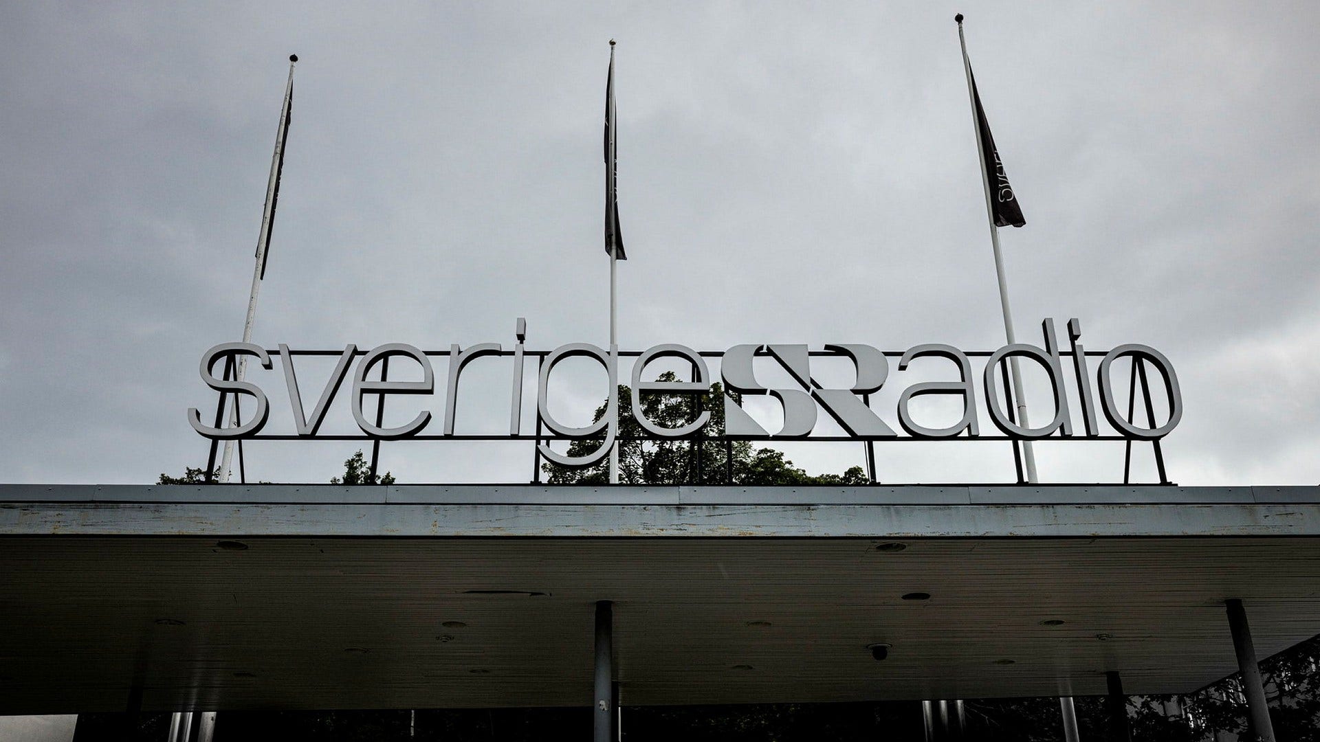 Sveriges Radio hyrde in externa it-konsulter – utan säkerhetsprövning – för att bygga det digitala VMA-systemet, visar DN:s granskning.