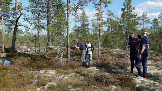 Livelöparna Jörgen Johansson och Johannes Stenberg till höger. Vid den här kontrollen, en liten sankmark, fanns även en fast tv-kamera.