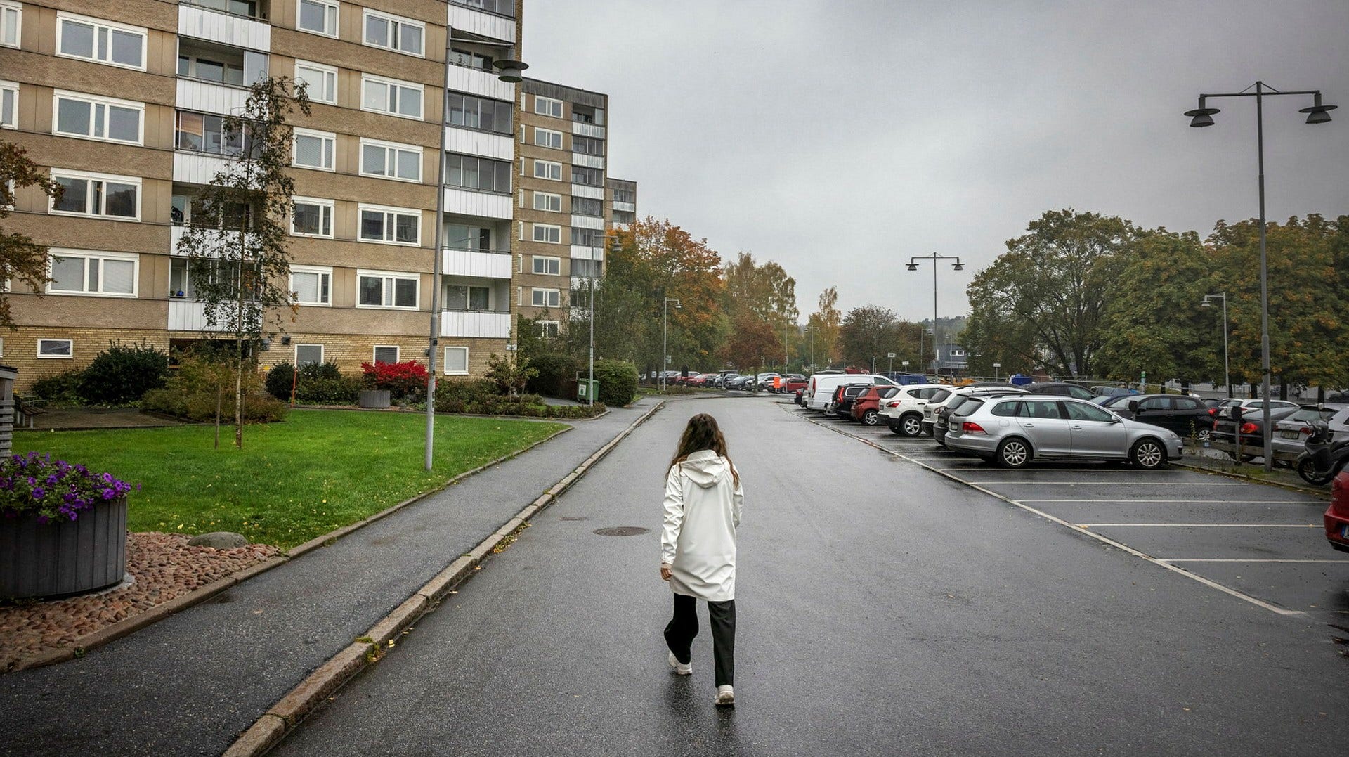 Romina Pourmokhtari växte upp i ett av husen här, nära skolan, men brukade cykla förbi några pastellfärgade hus från förra sekelskiftet i den äldre delen av Sundbyberg som hon dagdrömde om. Nyligen flyttade hon in där.