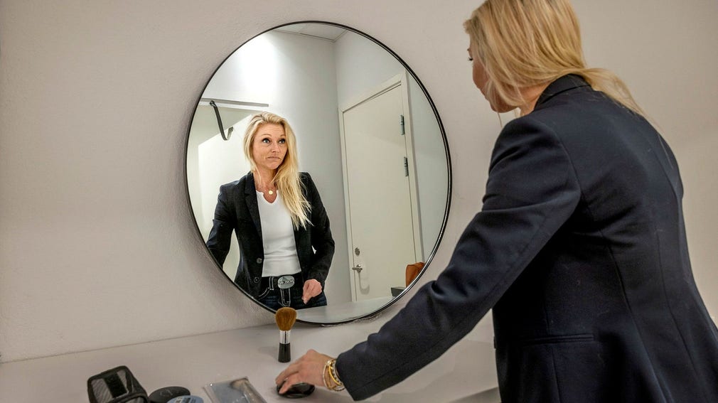 Linda Staaf har en annan sida, än den allvarsamma i uniform. I hennes första kriminalroman som utkom för fyra år sedan skildras karaktärerna skildras ”med humor och ironi”, enligt en recensent.