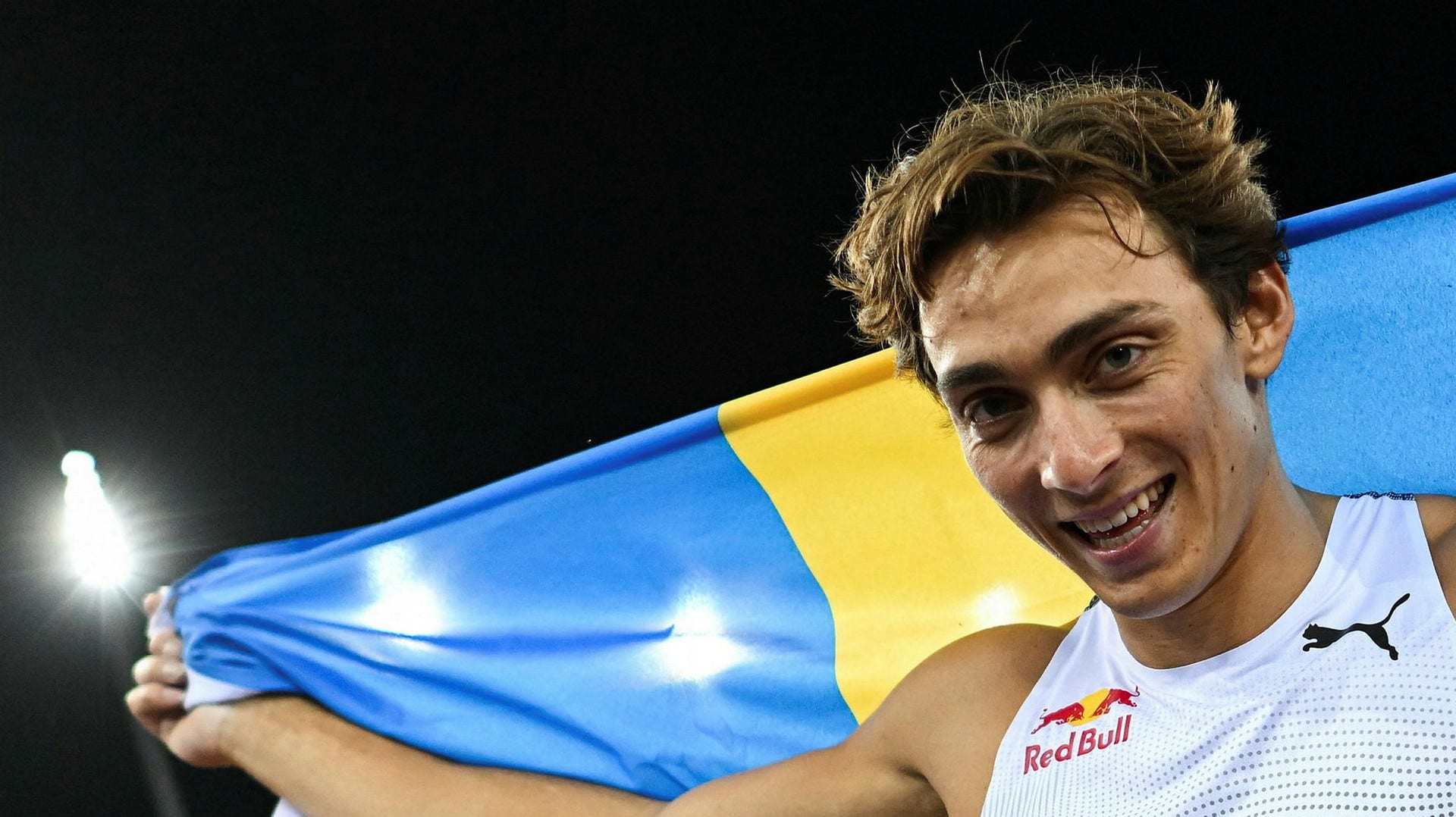 Armand Duplantis på tävlar i Finnkampen under söndagen.