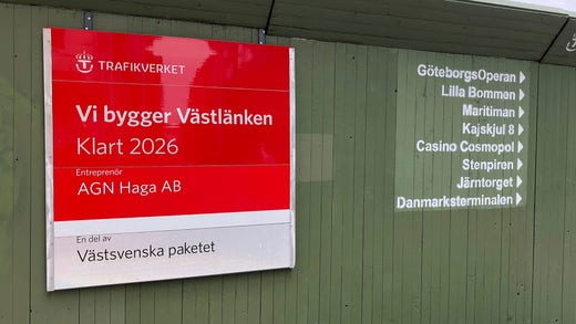 En av många informationsskyltar om Västlänken där invigningsåret 2026 meddelas.