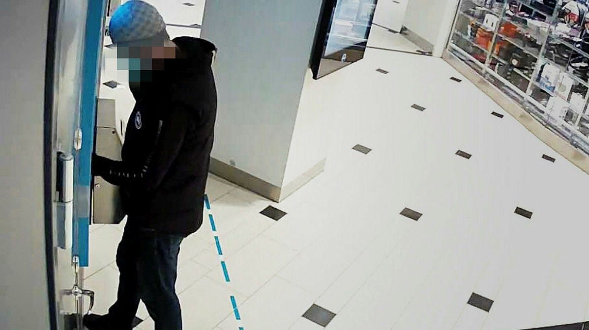 I förundersökningen förekommer en lång rad bilder på 19-åringen som misstänks för att ha lurat äldre ensamstående kvinnor på bland annat bankkort, pengar och smycken.