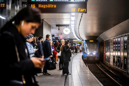 Flera stationer i SL-trafiken har fått ett AI-verktyg, som ska motverka olyckor, installerat i sina kameror.