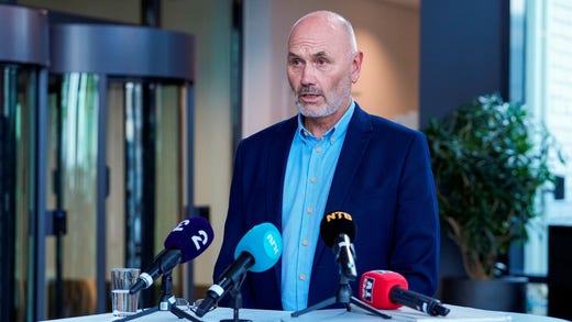 PST-chefen Roger Berg håller presskonferens.
