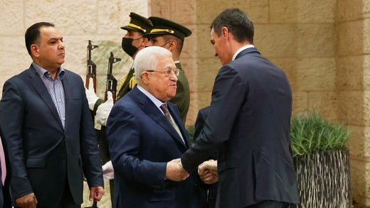 Pedro Sanchez durante un incontro con il presidente palestinese Mahmoud Abbas a Ramallah.