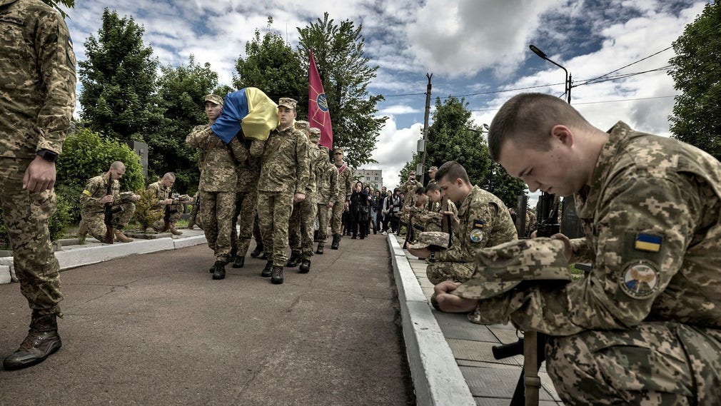Quando la bara viene portata sopra il cimitero, tutti i soldati di guardia d'onore si inginocchiano.