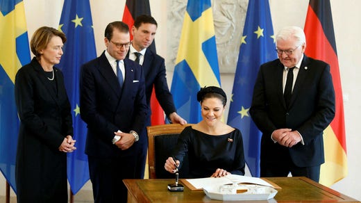 Frank-Walter Steinmeier och hans fru Elke Büdenbender deltog i ceremonierna under söndagen tillsammans med kronprinsessparet.