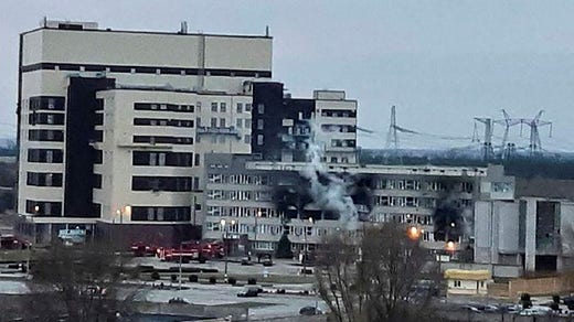Flera byggnader skadades när Ryssland intog kärnkraftverket åtta dagar efter invasionen i Ukraina. Tre av verkets sex reaktorer är fortfarande aktiva, och sköts av ukrainsk personal under vapenhot.