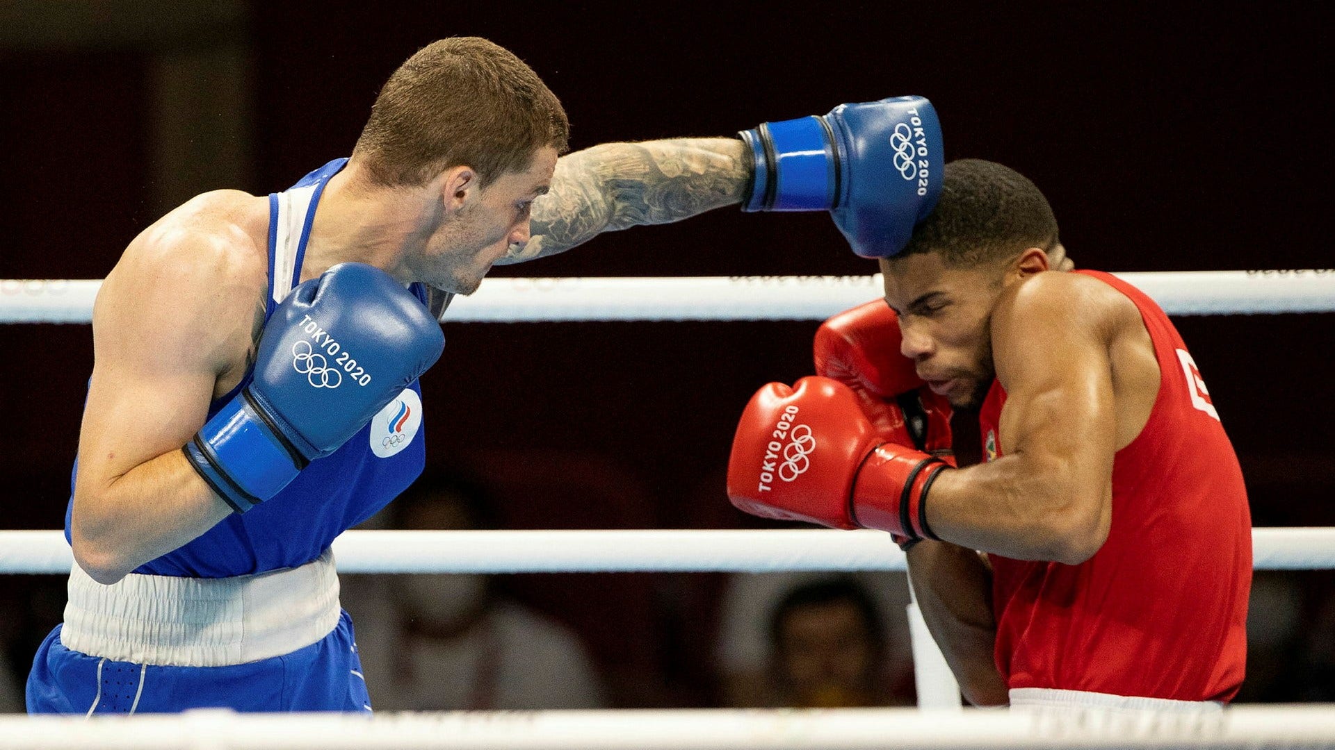 Ryske boxaren Gleb Baksji (i blått) under OS i Tokyo. Nu välkomnas de ryska och belarusiska boxarna tillbaka till Ibas tävlingar.