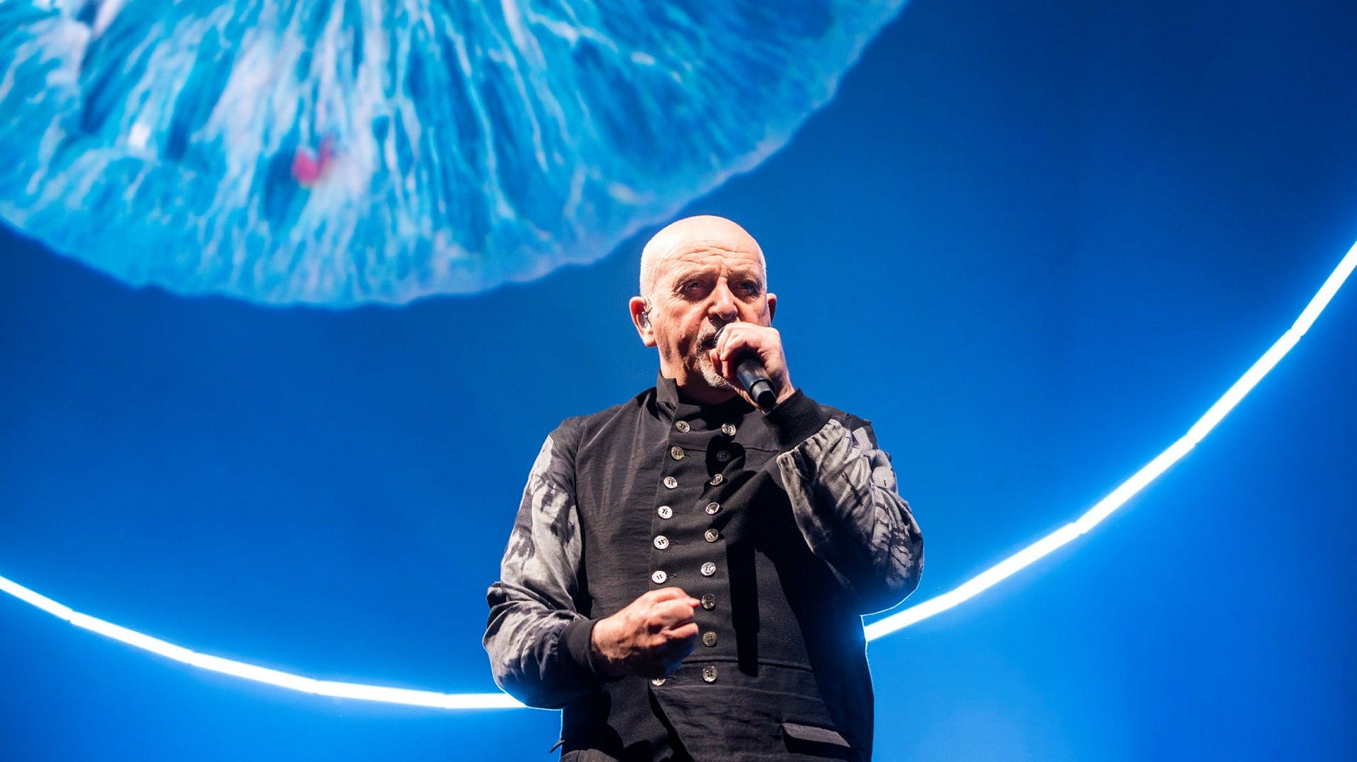 Förtrolig Peter Gabriel i den fult ekande hockeygloben.