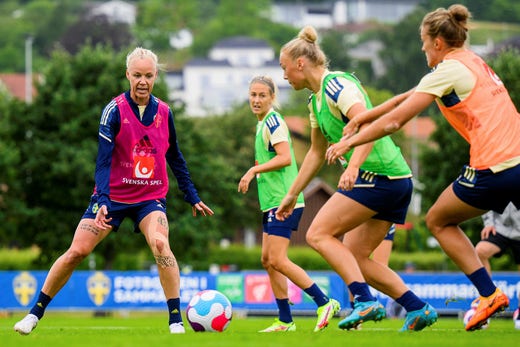 Landslagskaptenen Caroline Seger, till vänster, deltog för första gången i den gemensamma fotbollsträningen på EM-samlingen.