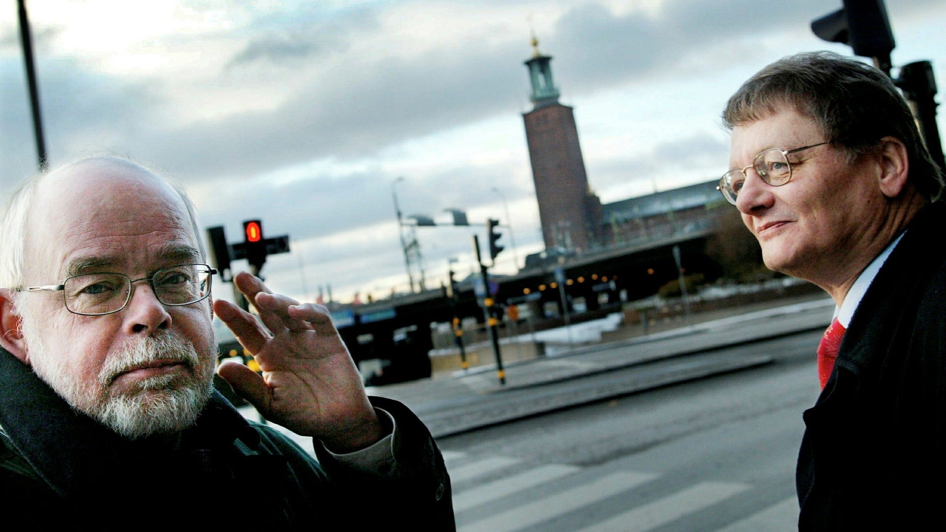 Tidigare finansborgarråden Mats Hulth (S) och Carl Cederschiöld (M) med Stadshuset i bakgrunden på en bild från 2003.
