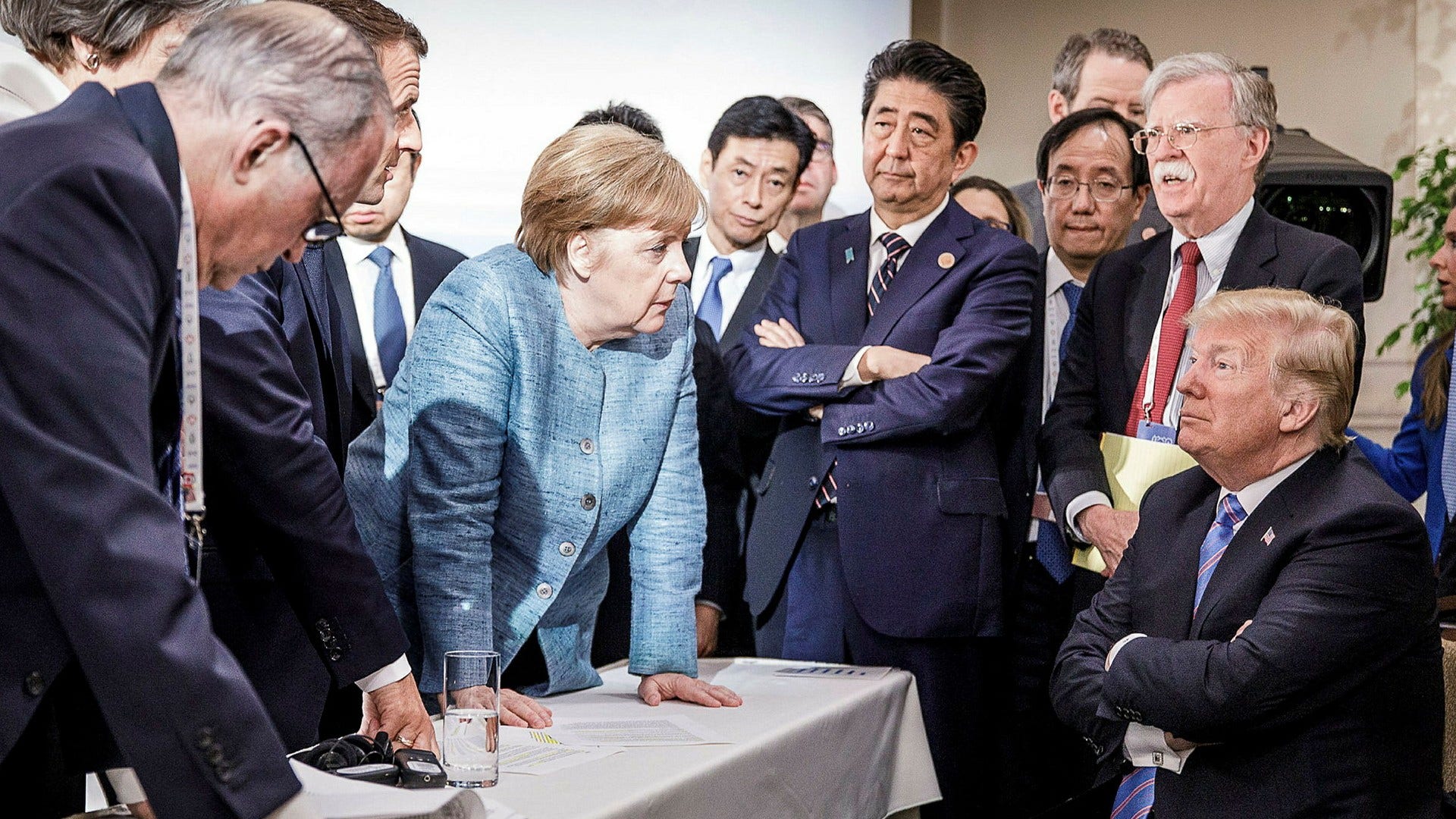 Merkel ogillade skarpt Donald Trumps ”America first-princip” och att han tog USA ut ur internationella överenskommelser. Bilden från ett möte i Kanada 2018. I bakgrunden syns bland andra Japans premiärminister Shinzo Abe och säkerhetsrådgivaren John Bolton.