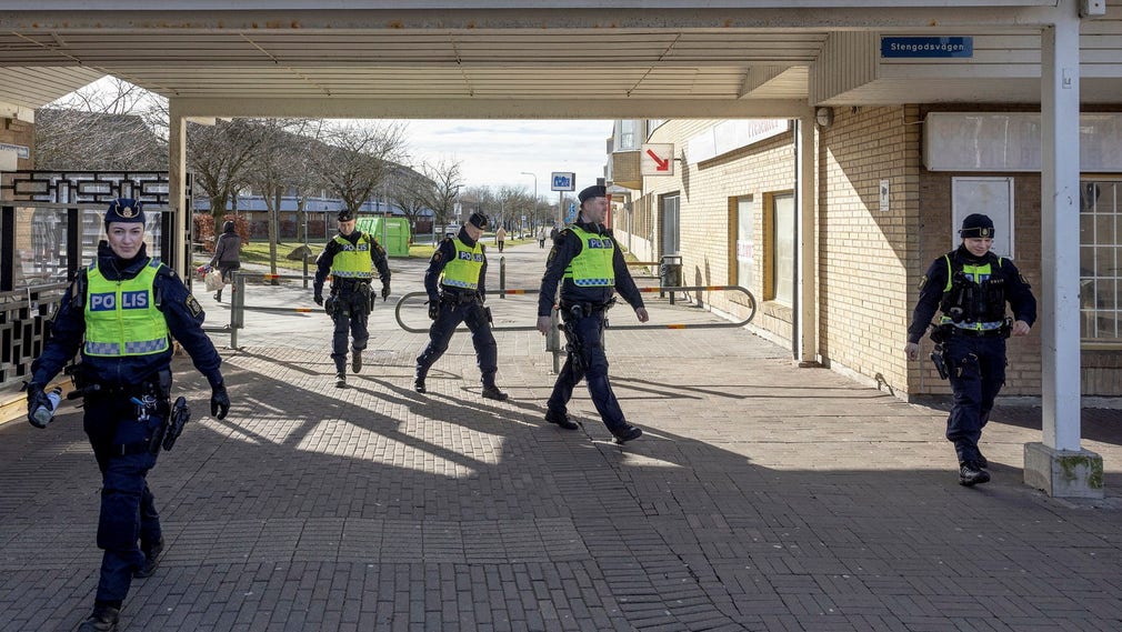 Polis patrullerar Oxie centrum i Malmö den 4 mars efter att fyra ungdomar skottskadats. Nu måste polisens organisation på nytt decentraliseras, anser insändarskribenten.