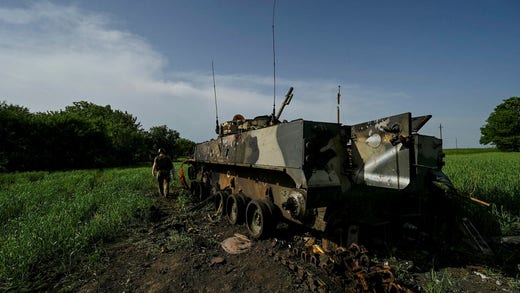 En förstörd rysk stridsvagn på ett fält i Novopil i Donetskregionen.