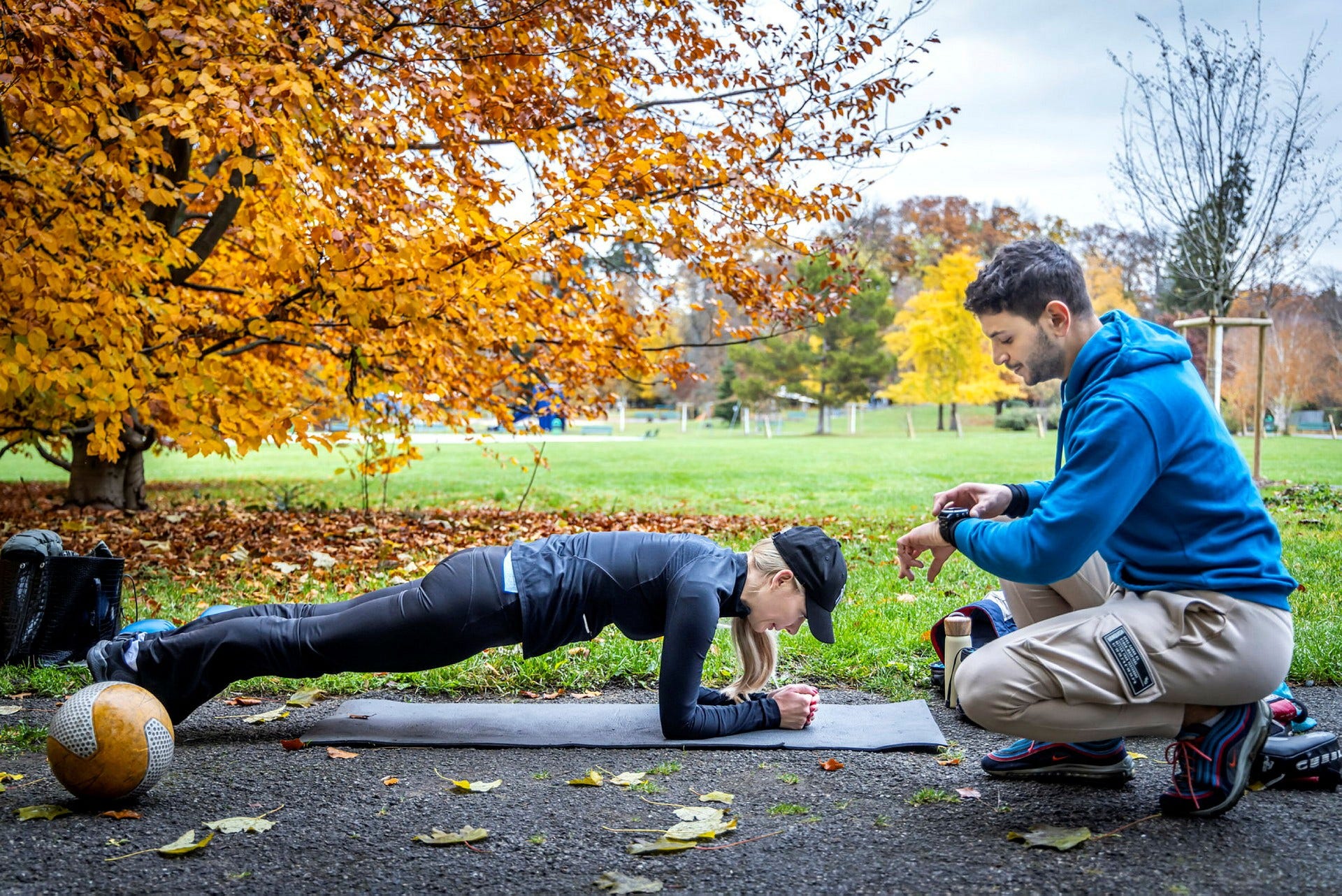 Ivan Vitali arbetar som personlig tränare i rika Genèvebors hem. Anna Bey tränar han i kickboxning i parken utanför hennes lägenhet.