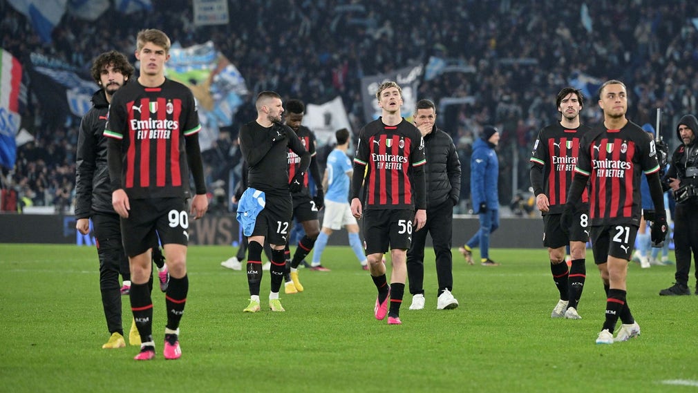 Milanspelare deppar efter storförlusten.