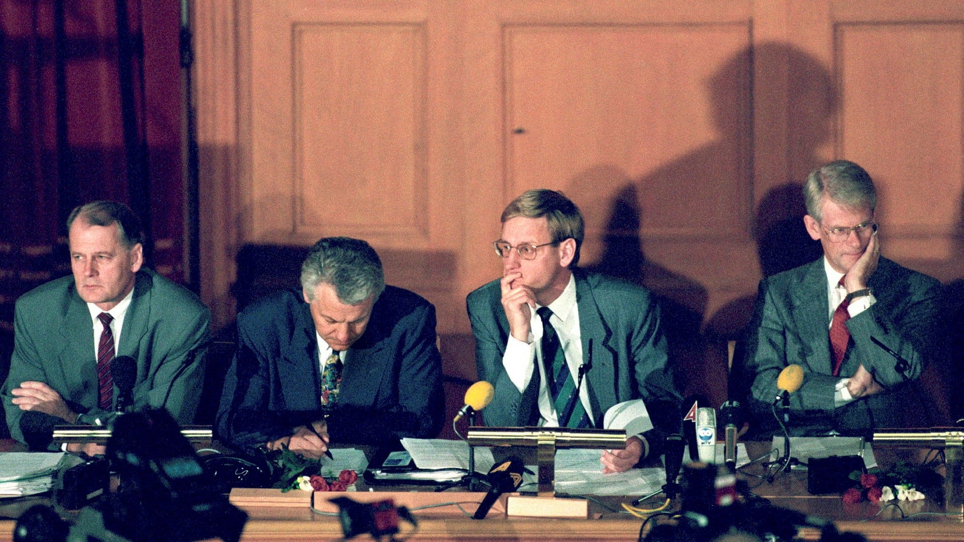 Olof Johansson (C), Bengt Westerberg (FP), Carl Bildt (M) och Ingvar Carlsson (S) i september 1992. Politisk samling för att rädda Sverige från 90-talets kris misslyckades. Återhämtningen kom först när Riksbanken gav upp försvaret av kronan.