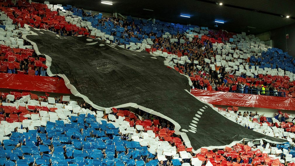 Rangers supportar hade ett tifo med drottning Elizabeths siluett före avspark i CL-matchen mot Napoli.