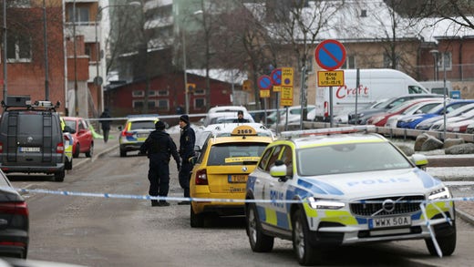 På juldagen sköts en man i 30-årsåldern ihjäl i Rinkeby. Offret förekom i utredningen om mordet på rapparen Einár. Ingen har gripits för skjutnigen.