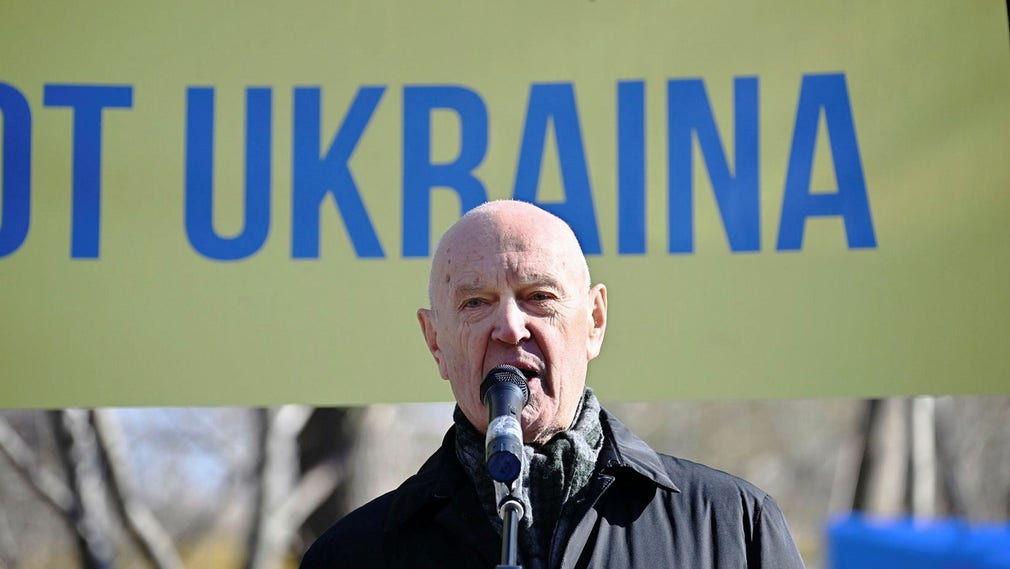 Den mångårige socialdemokraten Pierre Schori vid en demonstration mot Rysslands invasion av Ukraina utanför den ryska ambassaden i Stockholm den 23 mars. Han är kritisk till hur statsminister Magdalena Andersson och den övriga S-ledningen hanterat Natofrågan.