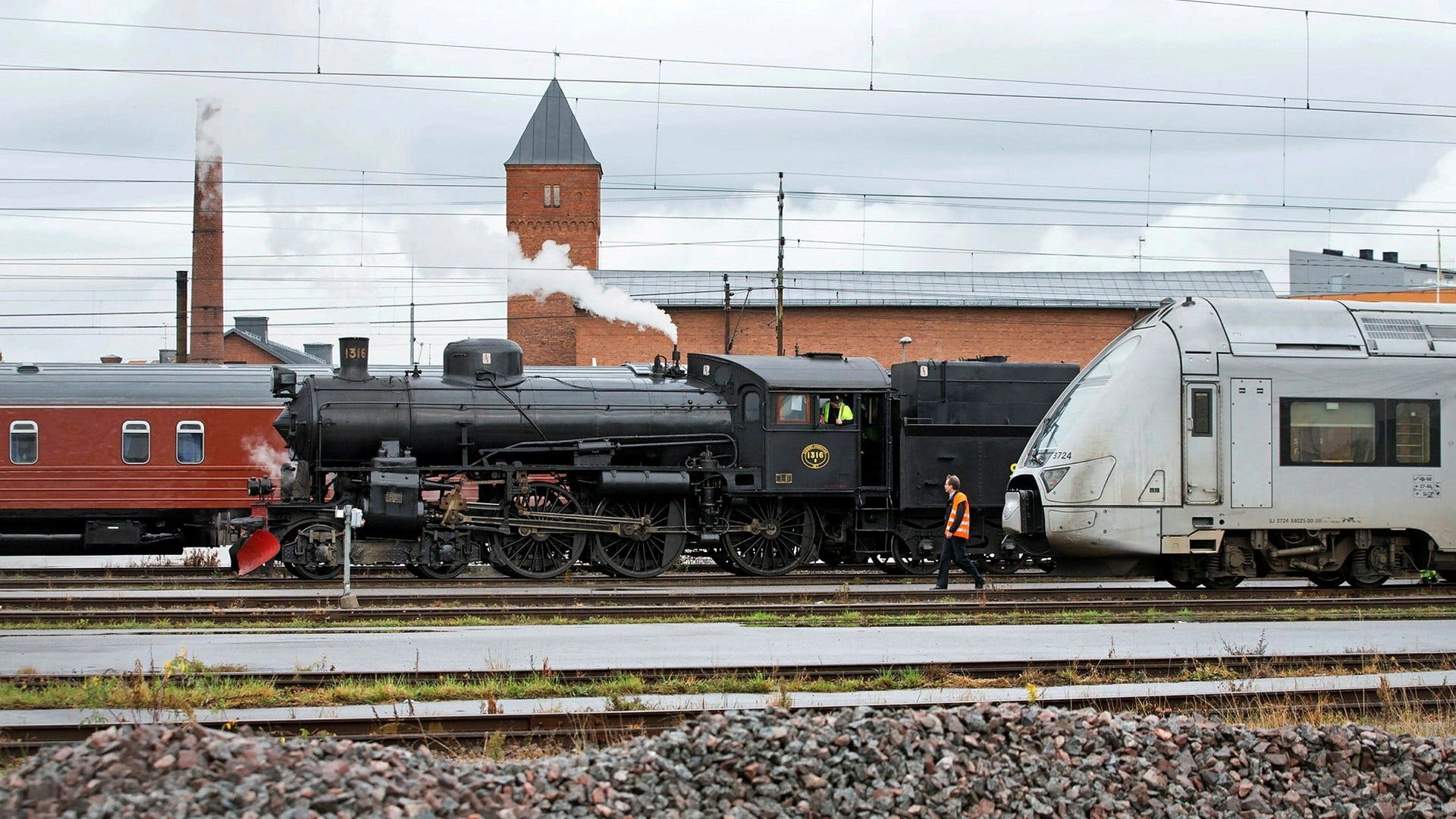 En bild från stationen i Linköping 2013. Ett ånglok möter ett nytt tåg. Den nya stationen för Ostlänken kommer att byggas strax norr om den nuvarande.