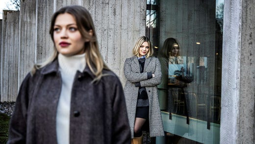 Johanna och Rebecka Wallroth utanför Berwaldhallen i Stockholm.