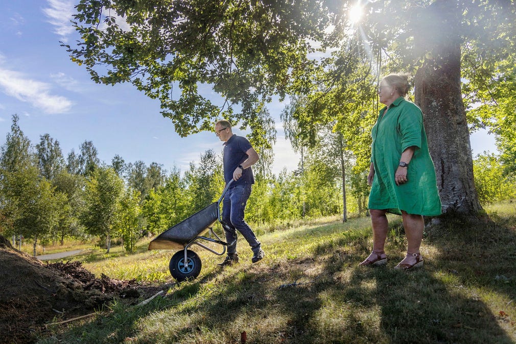 ”Jag är ingen miljöpartist, men det är bra att de finns. Det måste finnas en motpol. Sedan är det lite synd att partiet består av en massa stockholmare som inte har någon förankring i vår värld”, säger Ronny Erlandsson. Lena Erlandsson vill hålla sina åsikter för sig själv.