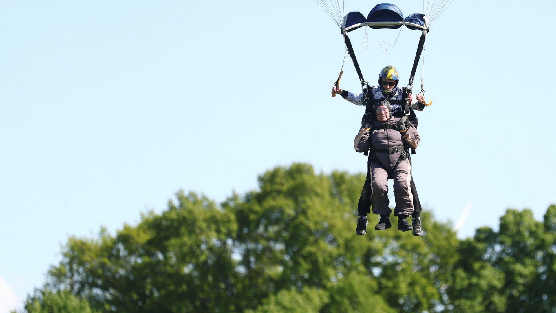 Ruth Larsson 103 Varldens Aldsta Fallskarmshoppare Dn Se