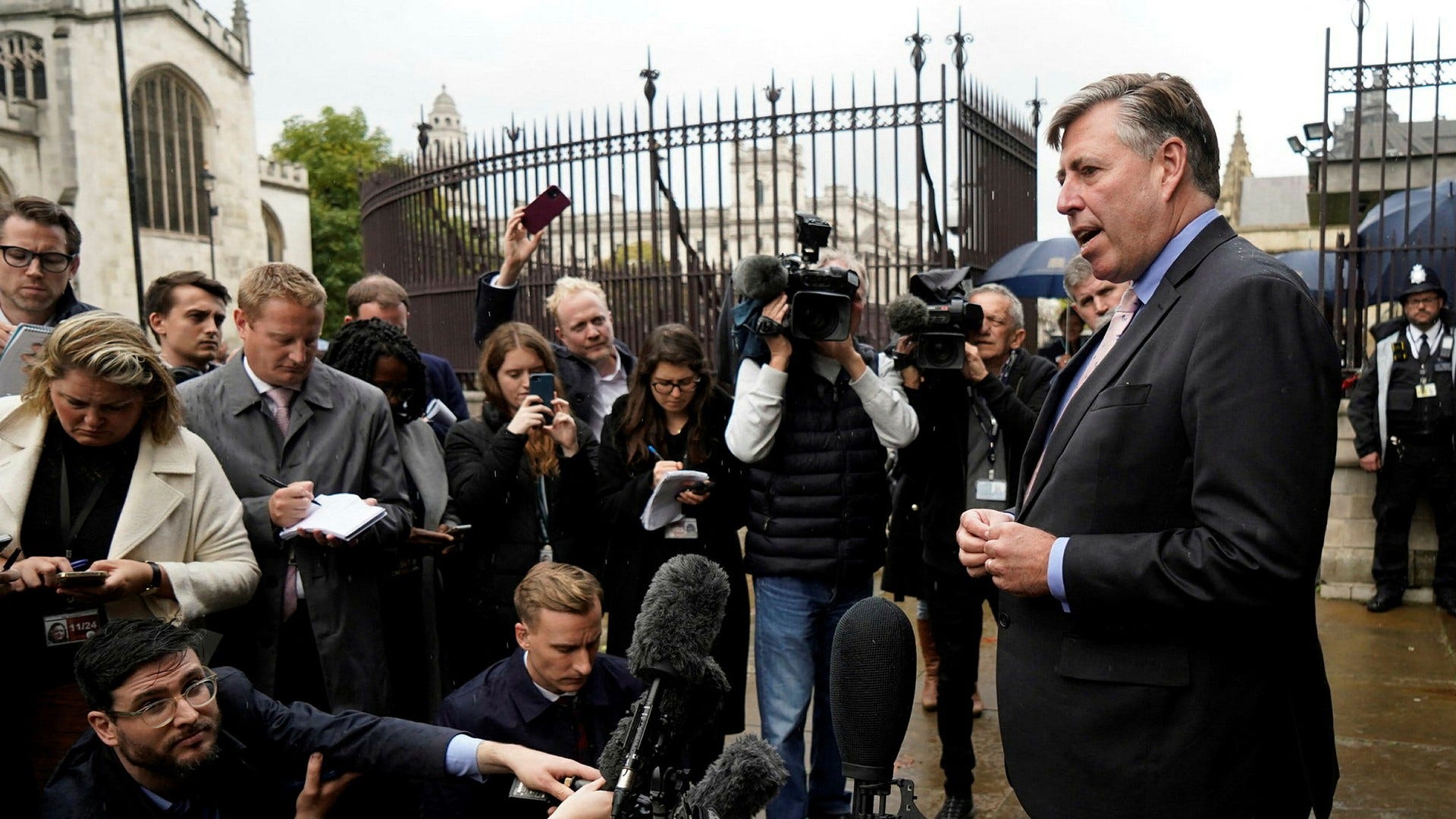 Graham Brady, ordförande i konservativa partiets 1922-kommitté, möter pressen efter att premiärminister Liz Truss avgått på torsdagen.