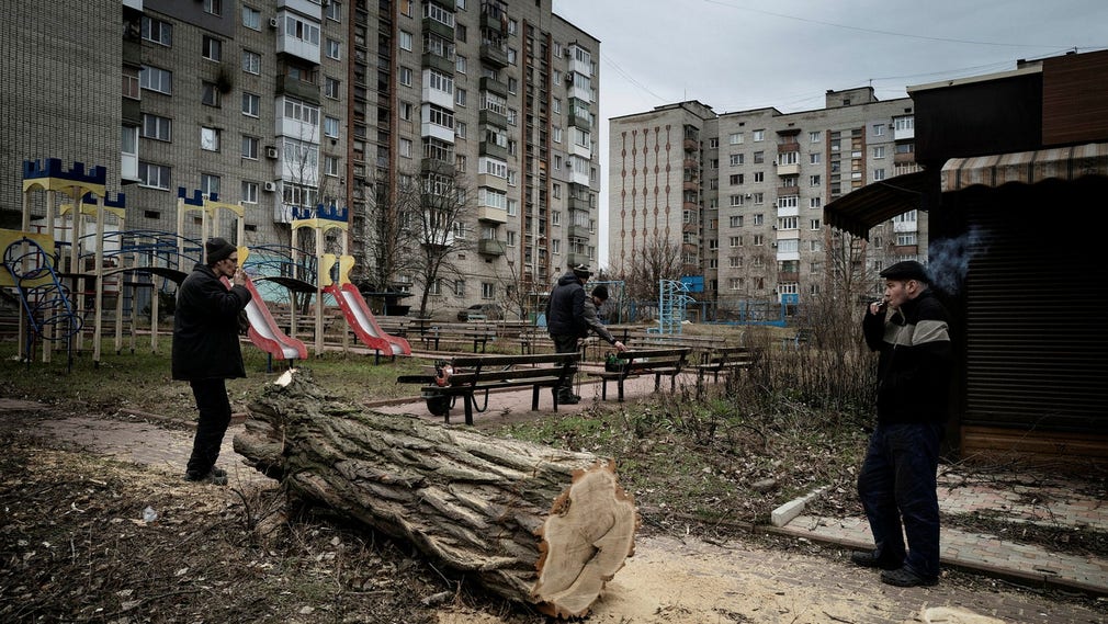 Nella città bombardata di Bashmut, i residenti hanno cominciato ad abbattere alberi per poter accendere il fuoco nelle loro stufe. Non hanno il riscaldamento centralizzato da quattro mesi.