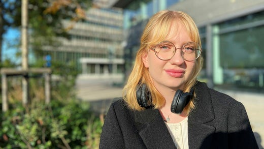 Ebba von Platen, student vid Malmö universitet, skulle träffa sina klasskamrater för ett grupparbete på universitetet under onsdagsförmiddagen. Avspärrningarna gör det svårt att röra sig kring universitetets lokaler men Ebba von Platen tycker att konferensens syfte gör det värt de logistiska problemen.