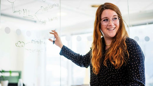 Astrid Sjögren arbetar på AI Sweden, ett nationellt center för artificiell intelligens som är både statligt och privat finansierat. I sitt arbete som förändringsledare hjälper hon företag att förstå vad AI är och hur man kan tillämpa det.