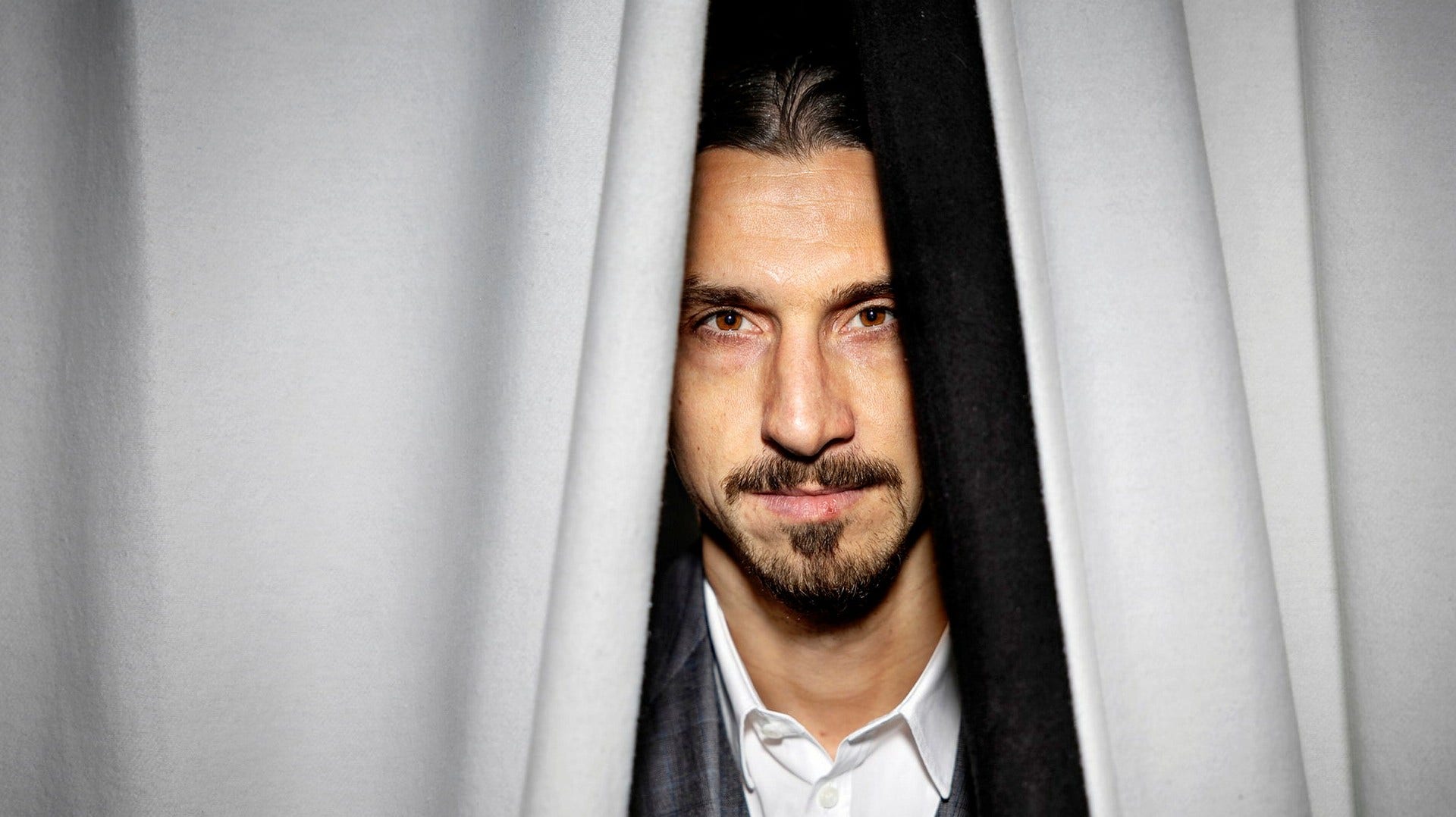 Zlatan Ibrahimovic på väg in på scenen i Milano där han ska prata om sin nya bok ”Adrenalina”, 12 december 2021.