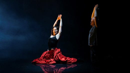 Emma Broomé och Martin Luuk repeterar utan sina kostymer inför uppsättningen av ”Det har aldrig funnits en kvinna som Anna Karenina”.