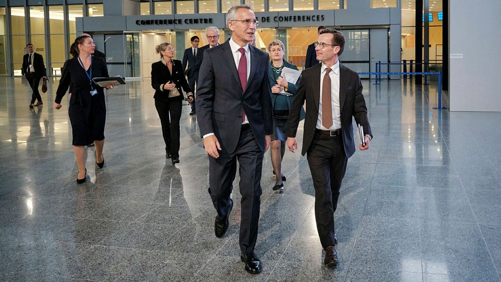 Natos generalsekreterare Jens Stoltenberg och statsminister Ulf Kristersson (M) på Natohögkvarteret i Bryssel i höstas. Det är dags att tänka om när det gäller vår Natoansökan, anser insändarskribenten.