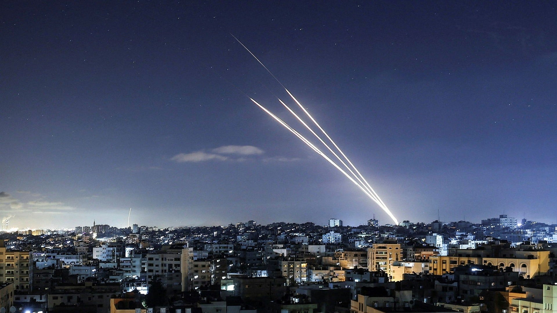 Raketer avfyras från Gaza mot Israel.