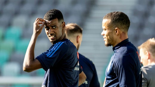 Alexander Isak inväntar på ett arbetstillstånd för att vara spelklar mot Liverpool. ”Jag hoppas förtvivlat – det vore toppen att se honom spela. Vi är i händerna på andra människor så vi hoppas att det blir klart före matchen”, sade tränaren Eddie Howe på tisdagen.