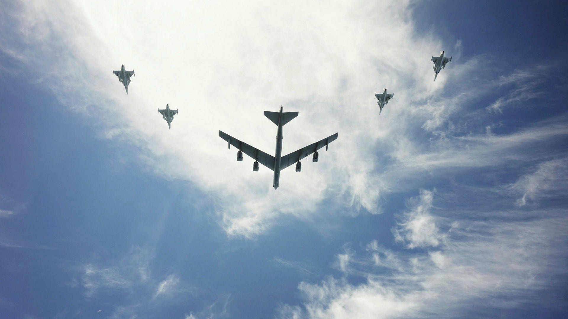 Ett amerikanskt B-52-plan eskorterat av fyra svenska Jas 39 Gripen-plan vid en övning 2015. För världsfreden vore det bättre om Sverige stannar utanför försvarsalliansen Nato, anser insändarskribenten.